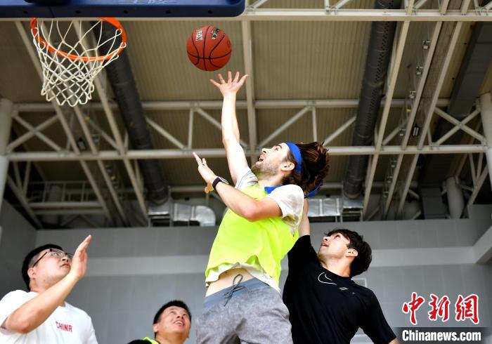 蓝狮娱乐登录：中美青年福州以球会友