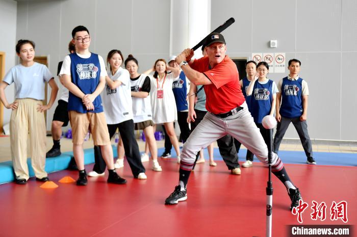 蓝狮娱乐登录：中美青年福州以球会友