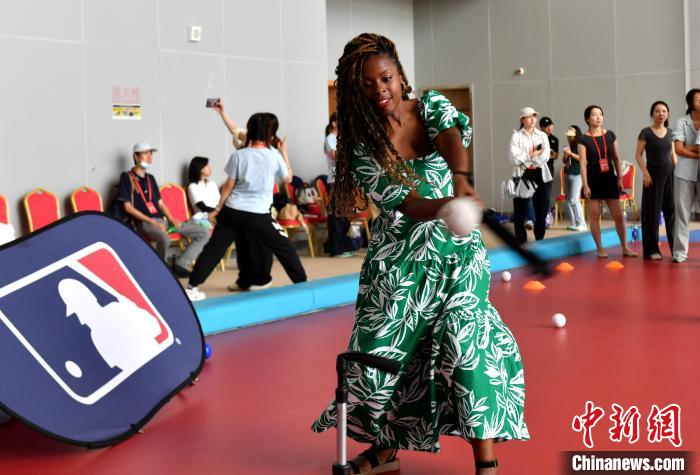 蓝狮娱乐登录：中美青年福州以球会友