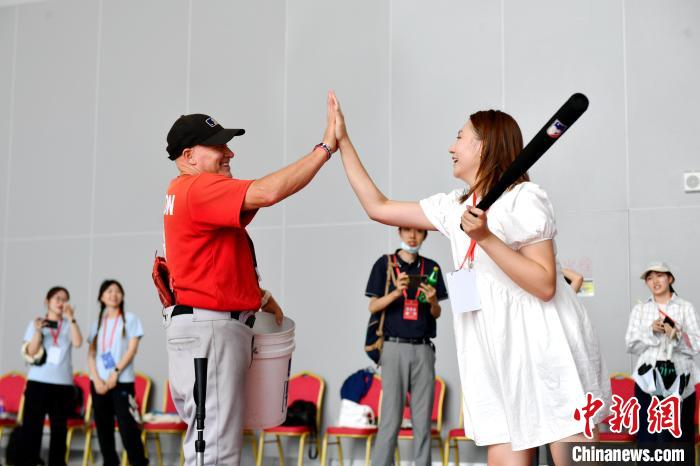 蓝狮娱乐登录：中美青年福州以球会友