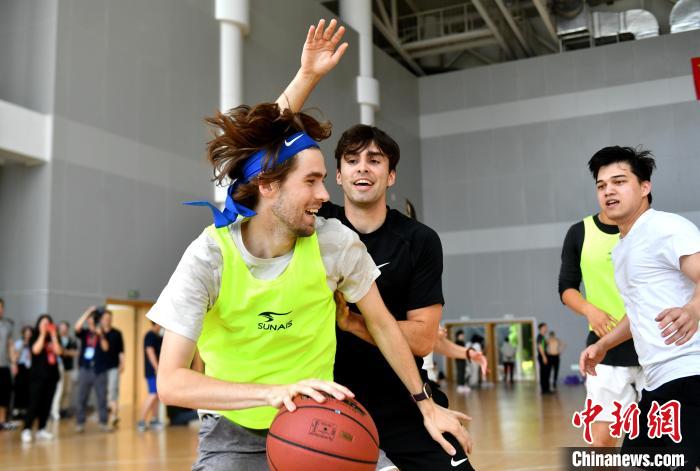 蓝狮娱乐登录：中美青年福州以球会友