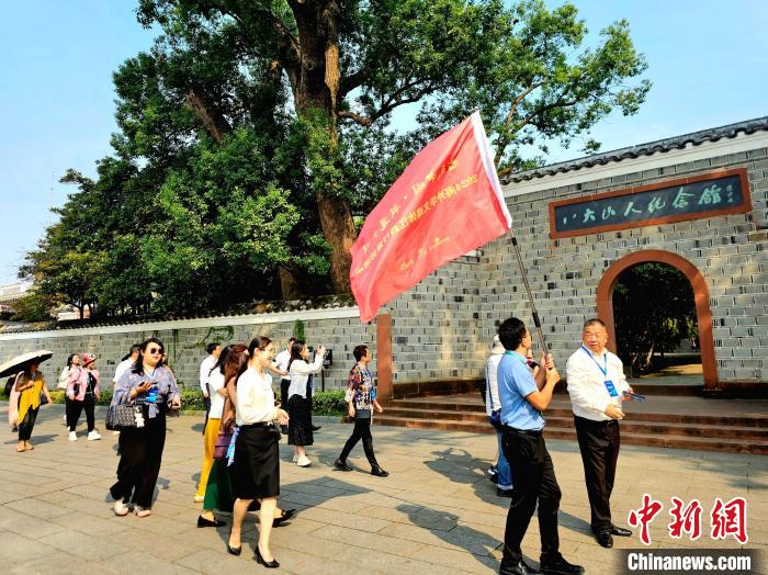 蓝狮登录:海外华文媒体走进江西南昌 感受厚重历史文化底蕴